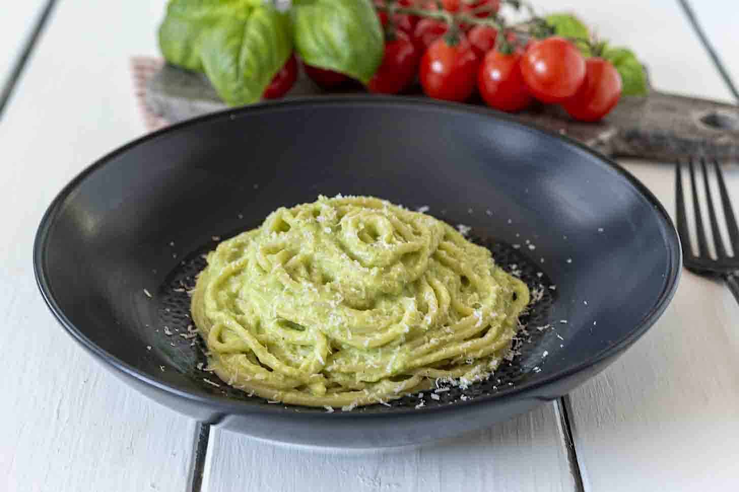 Creamy pasta sauce with zucchini, leeks and basil
