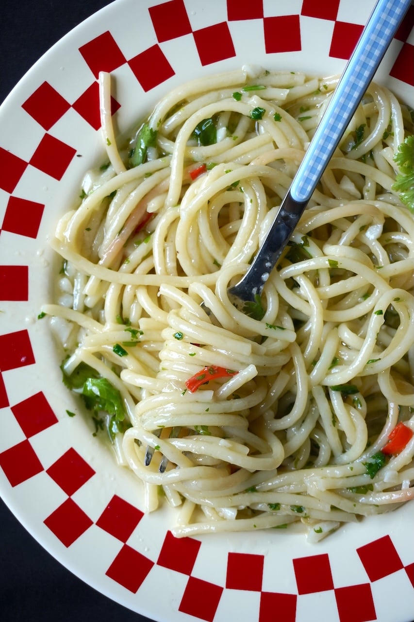 Spaghetti recipe with garlic and oil (authentic method)